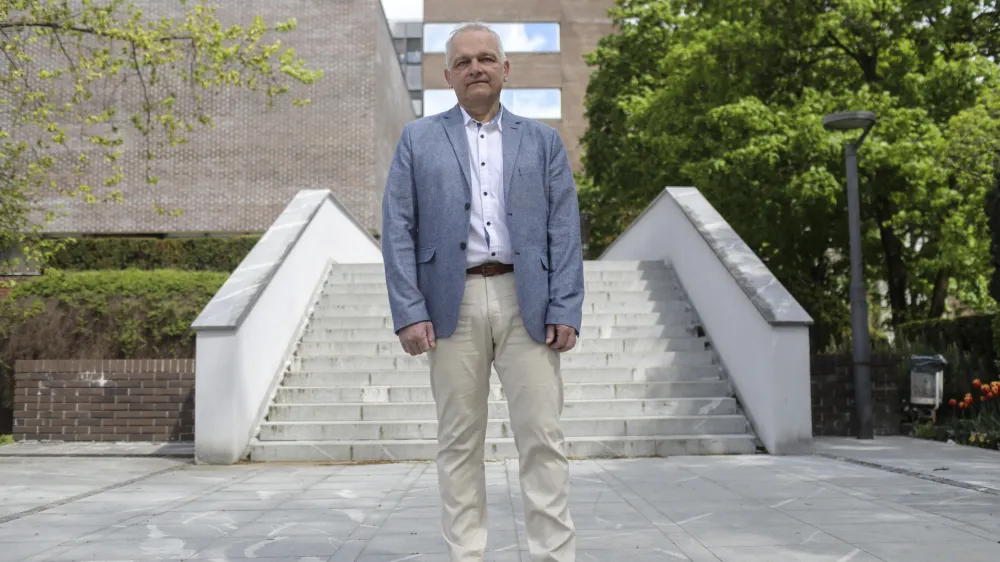 - 25.04.2022 &ndash; prof. dr. Alojz Ihan, specialist klinične mikrobiologije in imunologije //FOTO: Jaka GasarOPOMBA: ZA OBJEKTIV - INTERVJU - 2022
