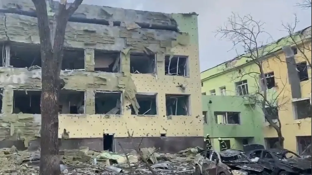 Ukrajina, Mariupolj.<br>V ruskem zracnem napadu na bolnisnico v ukrajinskem pristaniskem mestu Mariupolj sta bila unicena porodnisnica in otroski oddelek, ranjenih je bilo najmanj 17 ljudi.