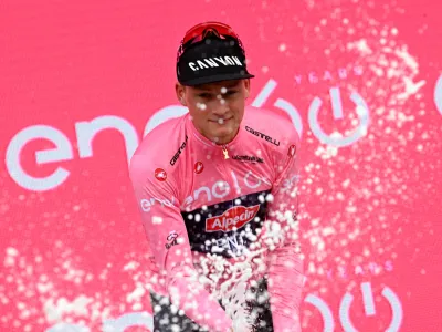 Nizozemec Mathieu van der Poel je po prvih treh etapah vodilni v skupnem se&scaron;tevku dirke po Italiji.