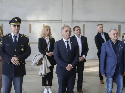 Odhajajoče vodstvo notranjega ministrstva in policije se je lotilo nakupa 43 novih strežnikov.