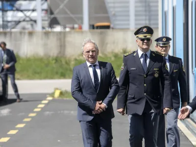 Notranji minister Ale&scaron; Hojs je Antona Olaja najprej postavil za svojega državnega sekretarja, nato pa za &scaron;efa policije.