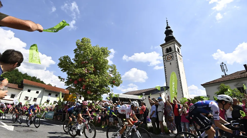Kolesarji na dirki po Italiji so včeraj vstopili tudi v Slovenijo, kjer jih je pozdravila navdu&scaron;ena množica. F AP