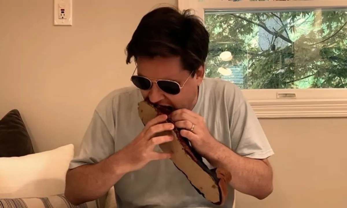 Novinar Matt Patches je zaradi Toma Cruisa pojedel cel čevelj