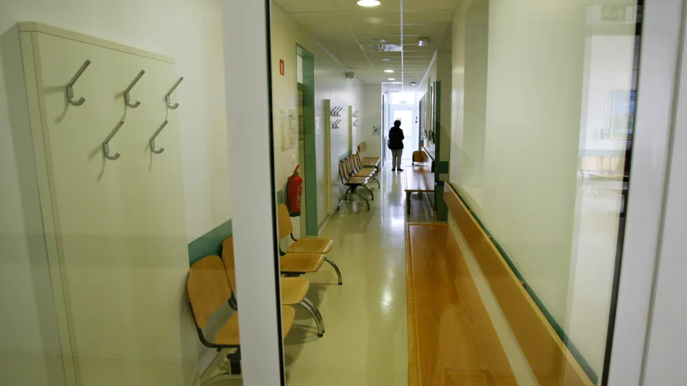 Zdravstveni dom Vič v Ljubljani- čakalnica- 22.04.2015 -  protest zdravnikov - enourna opozorilna stavka, ker vlada do sedaj ni sprejela standardov in normativov, elijo tudi povprečno plačo v viini trikratne povprečne slovenske plače. Če njihove zahteve ne bodo padle na plodna tla, za 28. maj napovedujejo celodnevno opozorilno stavko.- protest - zdravniki -   //FOTO: Toma Skale