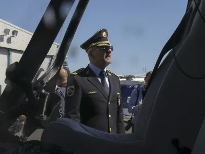 Anton Olaj se je prvič upokojil že leta 2012, pred dvema letoma pa se je najprej pridružil Ale&scaron;u Hojsu na notranjem ministrstvu in se nato preselil na vrh slovenske policije.&nbsp;