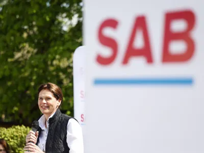 Ljubljana, Dvor Tacen.<br>Sklepni dogodek stranke SAB pred nedeljskimi drzavnozborskimi volitvami, na katerem so predstavili ekipo in kljucne prioritete SAB po volitvah.<br>Predsednica SAB Alenka Bratusek.