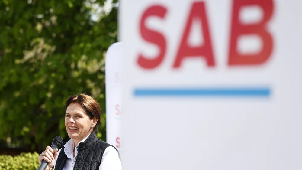 Ljubljana, Dvor Tacen.<br>Sklepni dogodek stranke SAB pred nedeljskimi drzavnozborskimi volitvami, na katerem so predstavili ekipo in kljucne prioritete SAB po volitvah.<br>Predsednica SAB Alenka Bratusek.