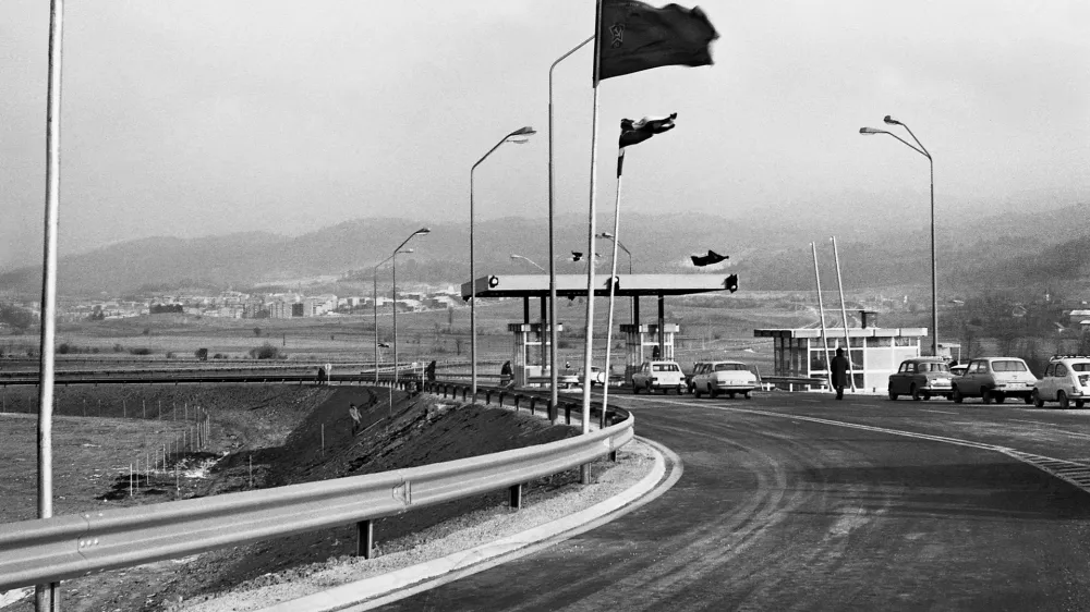 Cestninska postaja Postojna na prvi slovenski avtocesti med Vrhniko in Postojno, ki so jo odprli decembra 1972.&nbsp;