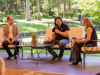 Matej Ko&scaron;mrlj, direktor družbe Loftware NiceLabel (levo), Matjaž Krč, direktor podjetja EKWB in Tanja Kavran, izvr&scaron;na direktorica Dru&scaron;tva za marketing Slovenije v pogovoru na MQ konferenci Združenja Manager. F Andraž Kobe