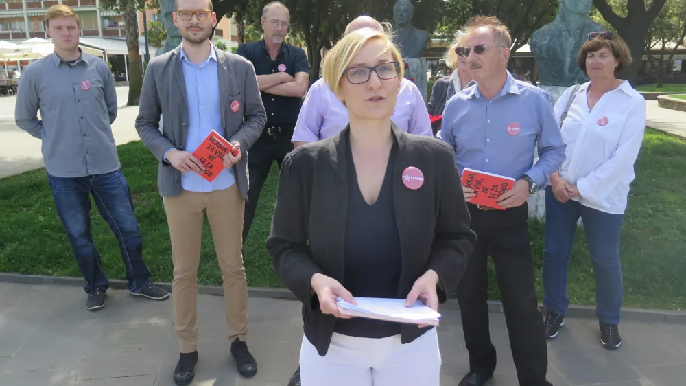 Koper, Hlavatyjev park.<br>Novinarska konferenca lokalnega odbora stranke Levica Istra, na kateri so predstavili istrske kandidate za drzavnozborske volitve ter program Levice.<br>Kandidatka Levice Maja Tasner Vatovec.