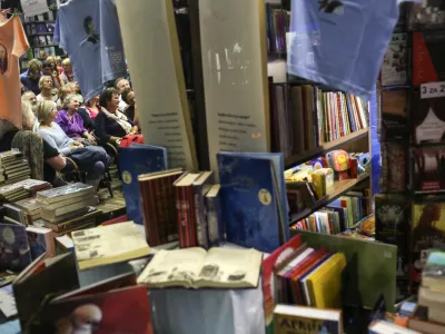 - knjigarna Sanje, Trubarjeva ulica, knjiga, skupina ljudi, branje, literatura, knjievnost   //FOTO: Jaka Gasar