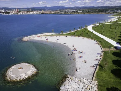 Nov obmorski park v Žusterni je od danes uradno na voljo kopalcem. Foto: Jaka Ivančič