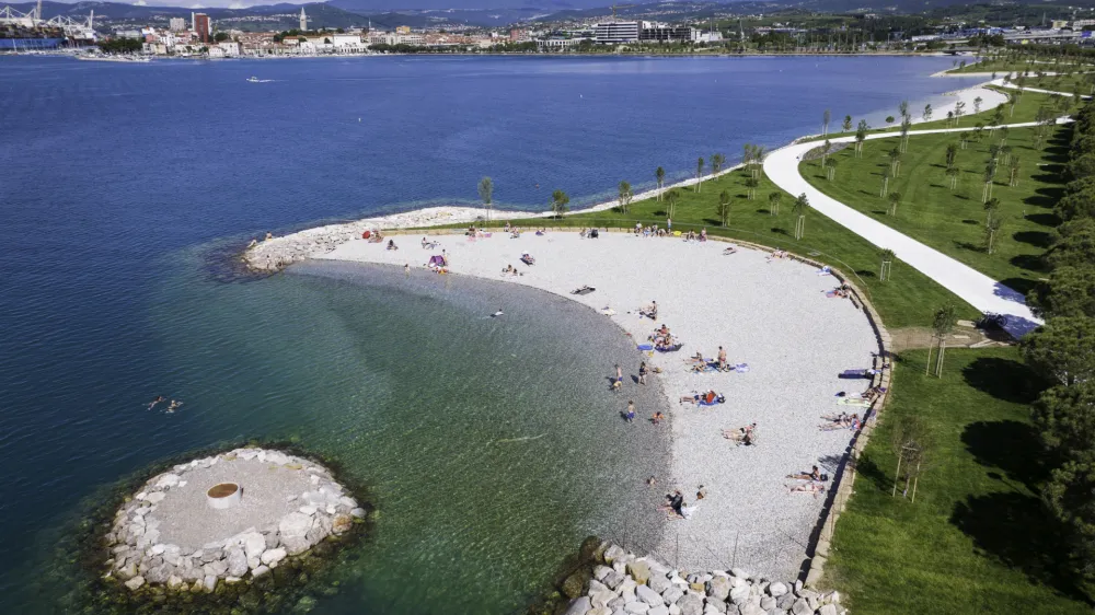 Nov obmorski park v Žusterni je od danes uradno na voljo kopalcem. Foto: Jaka Ivančič