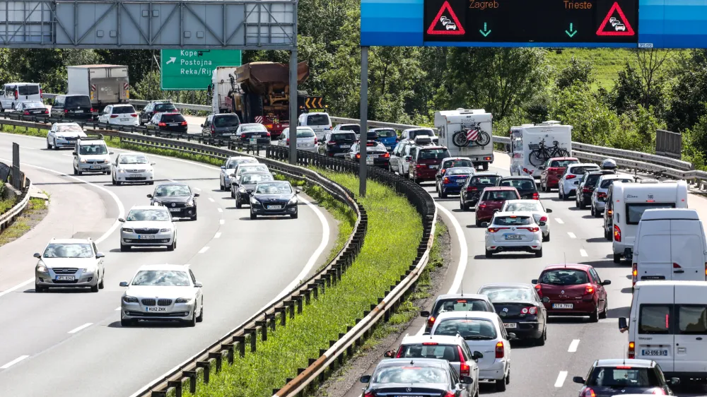 Odsek Brdo Kozarje- 11.08.2017  ljubljanska zahodna obvoznica - zgočen promet - gost promet z zastoji - kolone vozil - prometni zastoj -  //FOTO: Bojan Velikonja