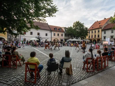 Festival uličnega gledali&scaron;ča Rudi Potepu&scaron;ki je uvod v novome&scaron;ko poletno dogajanje, ki ga pripravlja založba in knjigarna Goga.