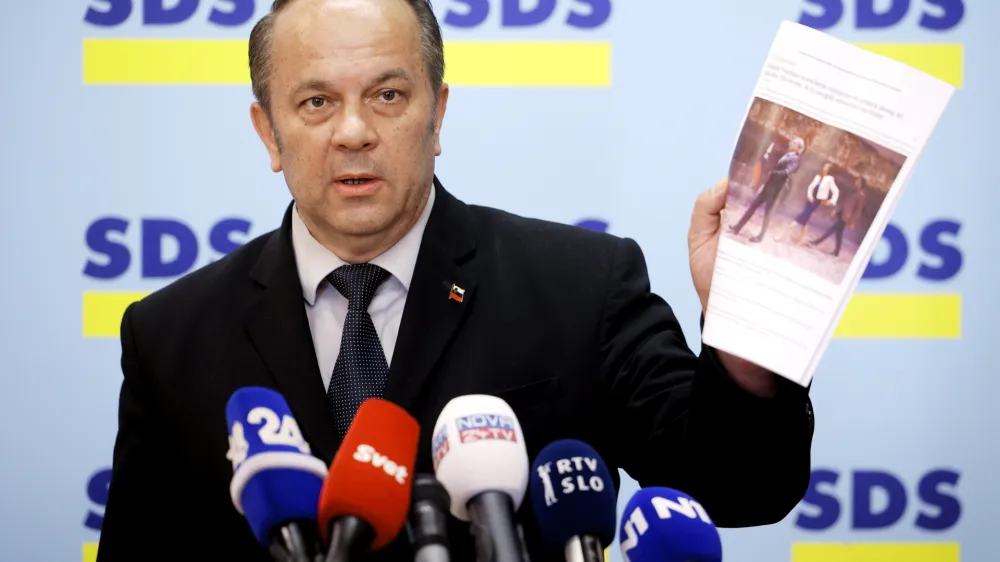 &raquo;Si predstavljate, da želijo tak&scaron;no neoperativno vlado &scaron;e &scaron;iriti. Da bo &scaron;e bolj neoperativna,&laquo; je napoved nadaljnjega blokiranja dokončnega formiranja vlade Roberta Goloba pospremil poslanec SDS Branko Grims.