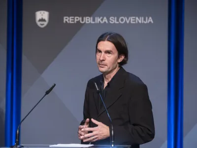 Ljubljana, Cankarjev dom.<br>Novinarska konferenca o aktualnem dogajanju v zvezi s koronavirusom.<br>V. d. direktorja Urada vlade za komuniciranje (UKOM) Uros Urbanija.