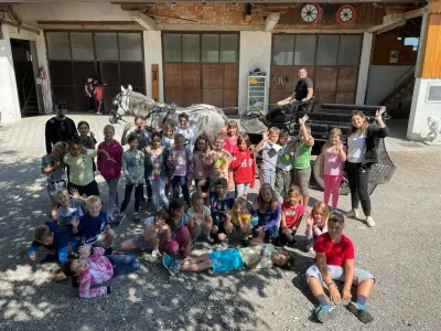 Otroci imajo običajno najraje aktivnosti, ki vključujejo živali, uživajo tudi v vodnih igrah, na taborjenju in kopanju v reki Sori, zelo radi pa se igrajo tudi sami. F arhiv Jedra