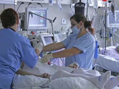 - Oddelek za intenzivno nego UKC- Bela stavka medicinskih sester Centra intenzivnih terapij v UKC - delo je potekalo po spremenjenem reimu. Vodstvo zavoda je na enoto prerazporedilo sedem diplomiranih medicinskih sester z drugih enot. Srednje medicinske sestre pa opravljajo manj zahtevna dela.- odločitev za belo stavko so medicinske sestre sprejele, potem ko je strokovni kolegij intenzivnih terapij v UKC LJ zavrnil predlog ministra za javno upravo Gregorja Viranta, ki 37 srednjim medicinskim sestram s CIT-a ponujal 30-odstotno poviico in uveljavitev sistema nacionalnih poklicnih kvalifikacij, ki jim bo prinesel viji plačilni razred.//FOTO: Luka CjuhaOPOMBA: ZA OBJAVO V ČASOPISU DNEVNIK