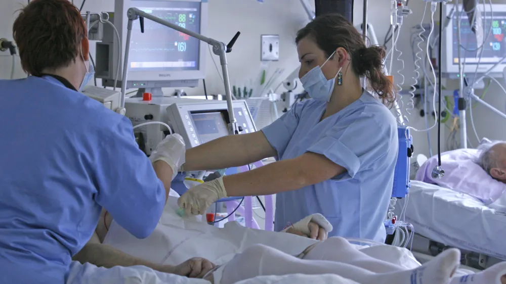 - Oddelek za intenzivno nego UKC- Bela stavka medicinskih sester Centra intenzivnih terapij v UKC - delo je potekalo po spremenjenem reimu. Vodstvo zavoda je na enoto prerazporedilo sedem diplomiranih medicinskih sester z drugih enot. Srednje medicinske sestre pa opravljajo manj zahtevna dela.- odločitev za belo stavko so medicinske sestre sprejele, potem ko je strokovni kolegij intenzivnih terapij v UKC LJ zavrnil predlog ministra za javno upravo Gregorja Viranta, ki 37 srednjim medicinskim sestram s CIT-a ponujal 30-odstotno poviico in uveljavitev sistema nacionalnih poklicnih kvalifikacij, ki jim bo prinesel viji plačilni razred.//FOTO: Luka CjuhaOPOMBA: ZA OBJAVO V ČASOPISU DNEVNIK