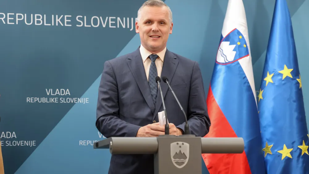 Ljubljana.<br>Izjava po seji vlade.<br>Minister za infrastrukturo Bojan Kumer.
