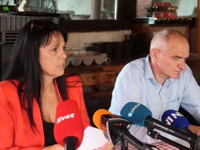 Kozina, gostilna Na burji.<br>Novinarska konferenca druzbe Marinblu.<br>Direktorica Rosana Sustar in odvetnik Milan Vajda.