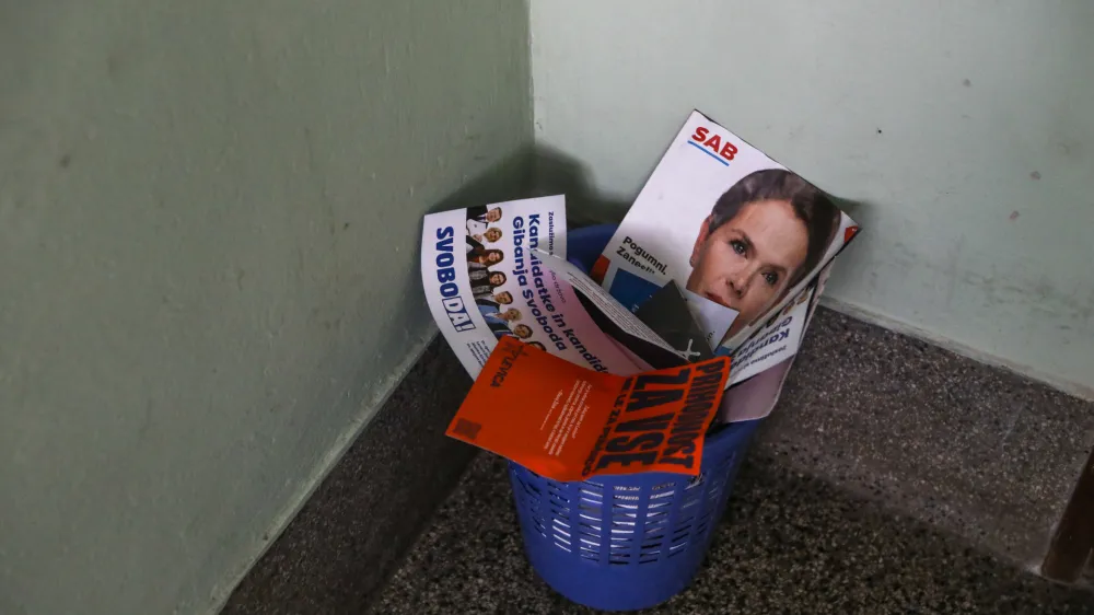 strankarski letaki - - 24.04.2022 &ndash; Parlamentarne volitve 2022 - Volitve devetega sklica Državnega zbora Republike Slovenije - druge redne državnozborske volitve po letu 2008 //FOTO: Luka Cjuha