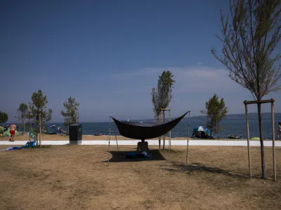 Ob pomanjkanju sence na plaži se nekateri kopalci odlično znajdejo.