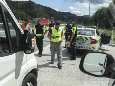 Od danes dalje začasno deluje le &scaron;e največja, ljubljanska enota avtocestne policije, preostali avtocestni policisti pa so se priključili lokalnim prometnikom. Foto: Jaka Gasar&nbsp;