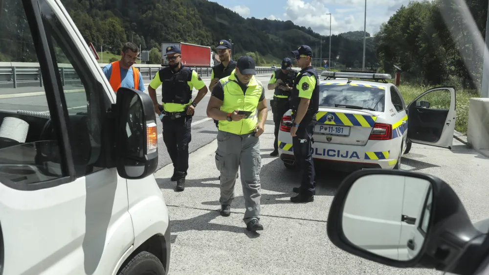 Od danes dalje začasno deluje le &scaron;e največja, ljubljanska enota avtocestne policije, preostali avtocestni policisti pa so se priključili lokalnim prometnikom. Foto: Jaka Gasar&nbsp;