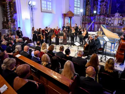 Festivalski baročni orkester, ki bo v petek, 5. avgusta, ob 20. uri v radovlji&scaron;ki cerkvi odprl leto&scaron;nji jubilejni 40. Festival Radovljica, sestavljajo mladi slovenski glasbeniki, ki jih zanimajo stare historične izvajalske prakse. Igrali bodo uverture, simfonijo in koncerte iz Londona 18. stoletja.