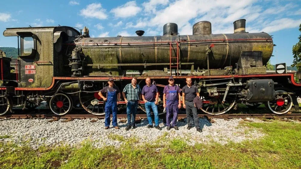 Prostovoljci ob lokomotivi JŽ 01-074