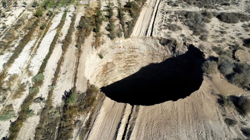A sinkhole is exposed at a mining zone close to Tierra Amarilla town, in Copiapo, Chile, August 1, 2022. REUTERS/Johan Godoy NO RESALES NO ARCHIVE   TPX IMAGES OF THE DAY