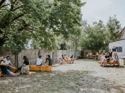 Prizori&scaron;ča leto&scaron;njega Kamfesta bo dopolnil na novo urejen javni prostor v kreativni četrti Barutana, ki so ga opremili z urbano opremo, oblikovano iz najdenih predmetov v okolici. Foto:&nbsp; Amadeja Smrekar