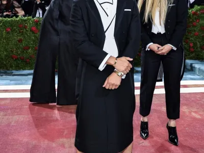  Oscar Isaac, gvatemalsko-ameri&scaron;ki igralec, težav z no&scaron;njo krila na rdeči preprogi ni imel. F Instagram