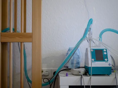 FILED - 03 February 2020, Baden-Wuerttemberg, Backnang: A ventilator is seent next to a cot. Photo: Sebastian Gollnow/dpa