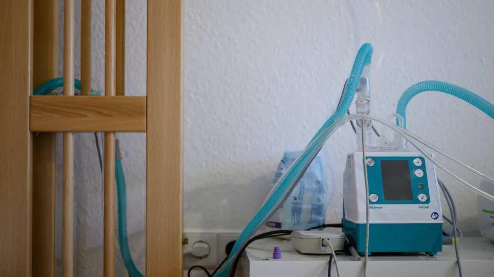FILED - 03 February 2020, Baden-Wuerttemberg, Backnang: A ventilator is seent next to a cot. Photo: Sebastian Gollnow/dpa