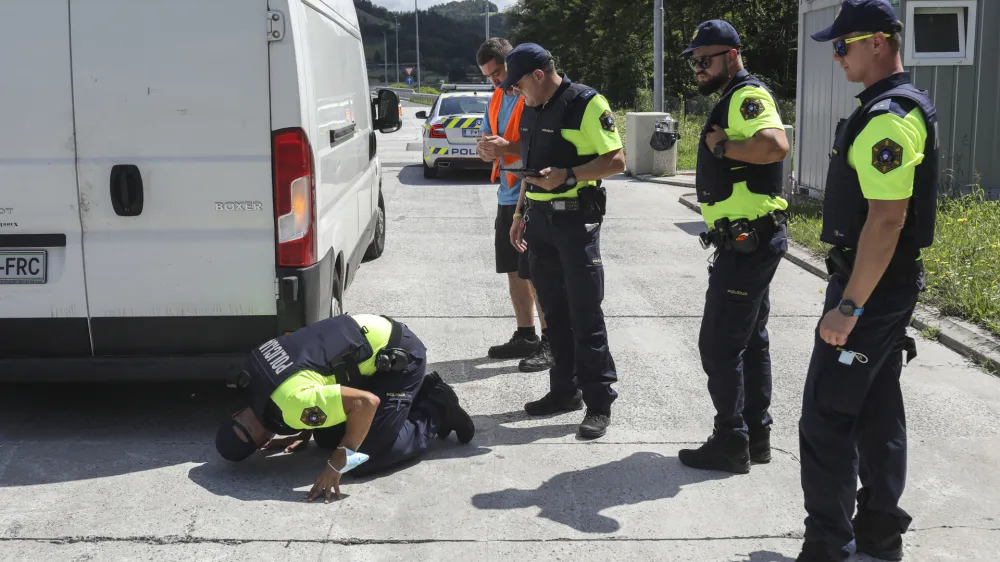 - 03.08.2021  Kompolje pri Lukovici  avtocestna policija - Specializirana enota avtocestne policije SEAP Ljubljana  kontrola prometa /FOTO: Jaka Gasar