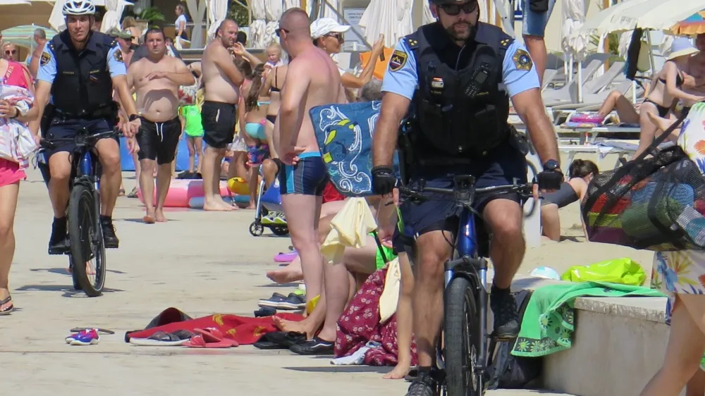 Na osrednji portoro&scaron;ki plaži sta policista te dni kopalce opozarjala na samoza&scaron;čitno ravnanje pred nepridipravi.