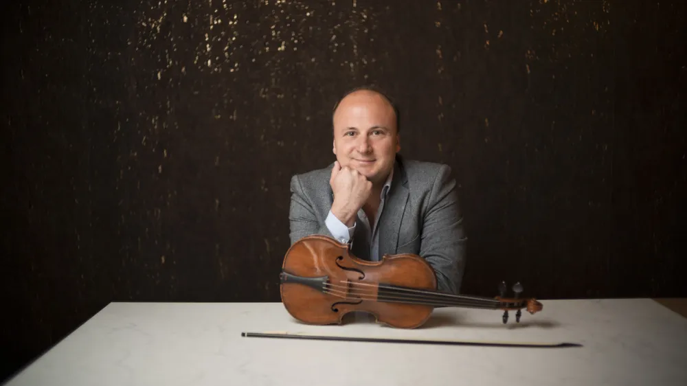 V Angliji živeči hrva&scaron;ki violinist Bojan Čičić je specializiran za repertoar od poznega 16. stoletja do romantičnih koncertov na zgodovinskih glasbilih. Foto: Nick Rutter