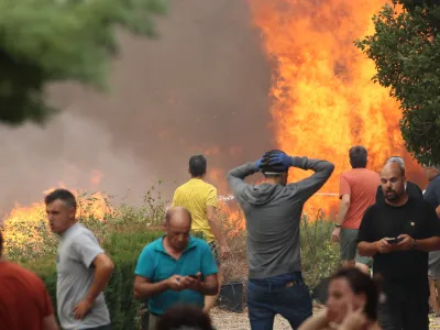 13 August 2022, Spain, Zaragoza: Residents are evacuated from flames of a forest fire raging in the municipality of Anon de Moncayo. Photo: Fabi&aacute;n Sim&oacute;n/EUROPA PRESS/dpa
