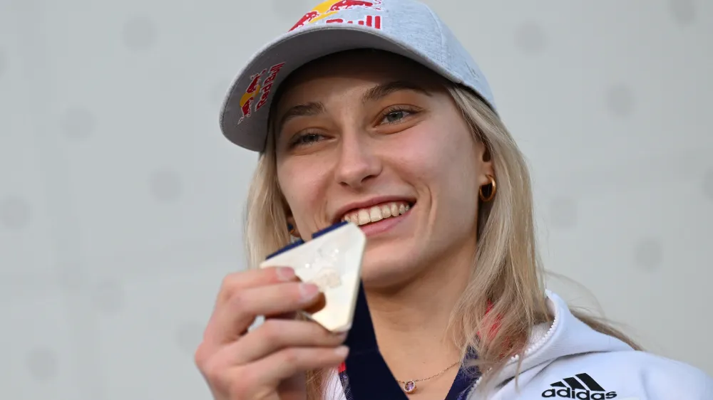 Slovenska &scaron;portna plezalka Janja Garnbret si je v M&uuml;nchnu priborili že dve zlati kolajni &ndash; v težavnosti in na balvanih, imela pa bo priložnost tudi za tretjo.