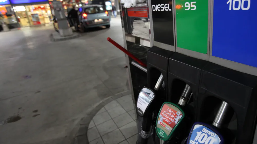  PETROL bencinski servis - črpalka- podraitev bencina - cene goriv na bencinskih //FOTO: Luka Cjuha