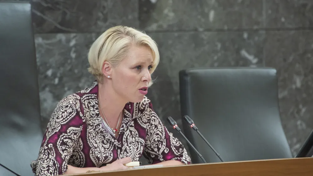 Ljubljana, DZ, velika dvorana.<br>Izredna seja DZ, na kateri so obravnavali predlog zakona o nujnem ukrepu na podrocju DDV za omilitev dviga cen energentov po nujnem postopku.<br>Predsednica DZ Urska Klakocar Zupancic.