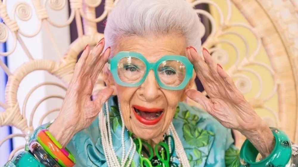 Iris Apfel je notranja oblikovalka, zbiralka, predvsem pa modna ikona, ki ne slovi zgolj po svojih prevelikih očalih in drznem kombiniranju živih barv, temveč tudi po brutalni iskrenosti.