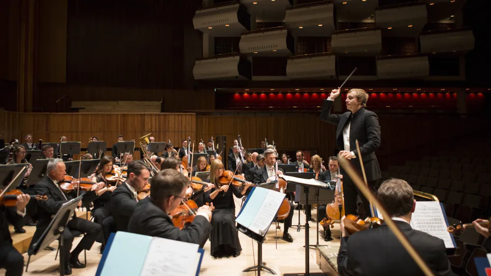 Londonski kraljevi filharmonični orkester jutri ponovno prihaja v Ljubljano, tokrat z novim umetni&scaron;kim vodjem in &scaron;efom dirigentom Vasilijem Petrenkom.&nbsp;