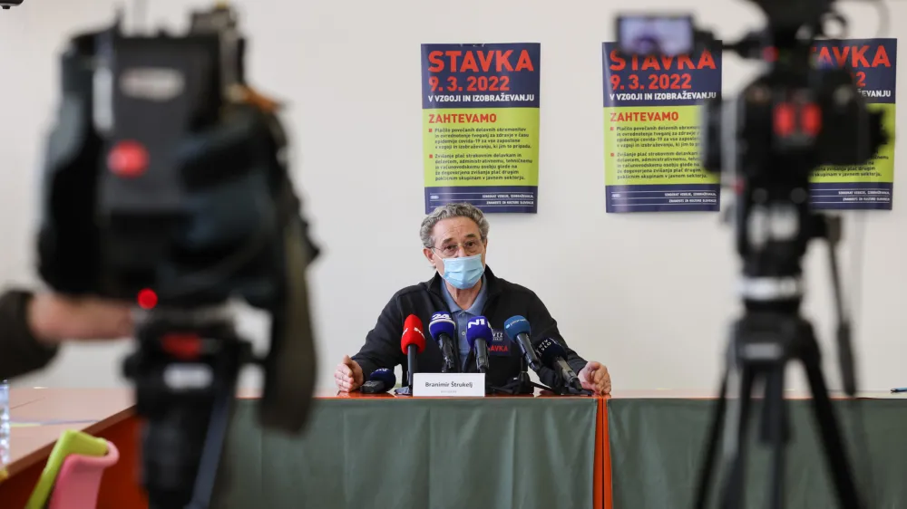 Ljubljana, Sviz Slovenije.<br>Novinarska konferenca Sindikata vzgoje, izobrazevanja, znanosti in kulture Slovenije (Sviz), na kateri je glavni tajnik Sviza Branimir Strukelj spregovoril o pritiskih na zaposlene, ki so se odlocili za stavko, ter komentiral okroznico MIZS z navodilom glede zagotavljanja minimalnega delovnega procesa v vrtcih in solah.<br>Glavni tajnik Sviza Branimir Strukelj.