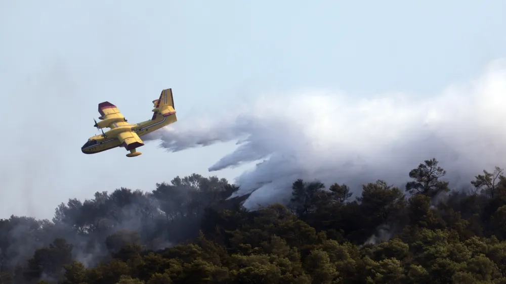 19.08.2021., Hvar - U pomoc vatrogascima stigli su i kanaderi koji gase pozar koji je nocas buknuo na Hvaru kod Starog Grada na rtu Kabal. Vatrogasci kazu da vatrena stihija ne ugrozava stambene objekte, a ocekuje se da ce biti lokaliziran tijekom dana. Photo: Ivo Cagalj/PIXSELL