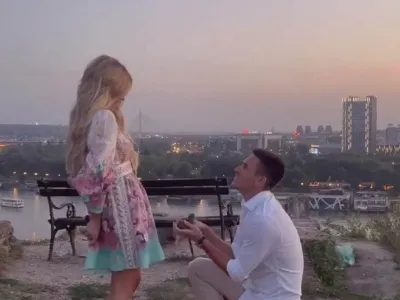 Đorđe Đoković je nekdanjo televizijsko voditeljico in vplivnico Sa&scaron;ko Veselinov za roko zaprosil na beograjski trdnjavi Kalemegdan. F instagram