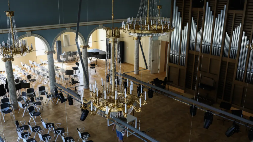 V prenovljeni Kazini ima akademija več dvoran, najlep&scaron;a in največja med njimi je poimenovana po prvem dekanu akademije baritonistu Juliju Betettu.